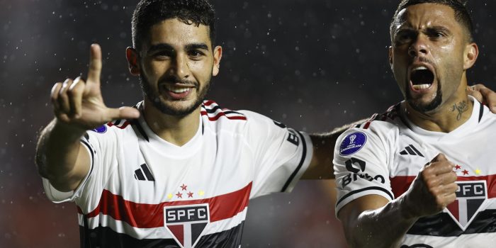 Michel Araújo (i) de Sao Paulo celebra un gol hoy, en un partido de la fase de grupos de la Copa Sudamericana entre Sao Paulo y Puerto Cabello en el estadio Morumbi en Sao Paulo (Brasil). EFE/Isaac Fontana