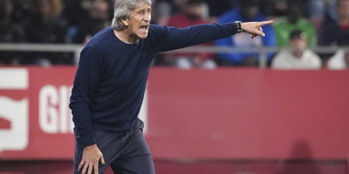 El entrenador del Betis Manuel Pellegrini durante un partido de LaLiga. EFE/ David Borrat