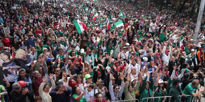 Miles de personas realizaron una ola humana (movimiento masivo de aficionados), este sábado en una de las principales avenidas de la Ciudad de México (México). EFE/Madla Hartz