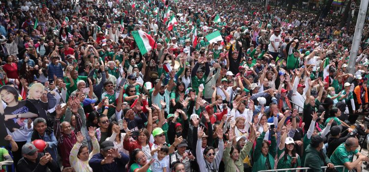 Miles de personas realizaron una ola humana (movimiento masivo de aficionados), este sábado en una de las principales avenidas de la Ciudad de México (México). EFE/Madla Hartz