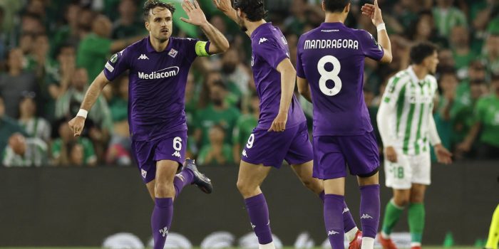 El defensa de la Fiorentina, Luca Ranieri, celebra el primer gol del equipo italiano durante el partido de ida de las semifinales de la Liga Conferencia que Real Betis y ACF Fiorentina disputan este jueves en el estadio Benito Villamarín, en Sevilla. EFE/Julio Muñoz
