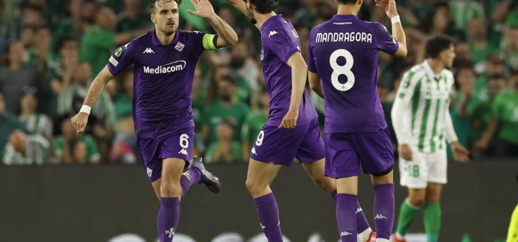 El defensa de la Fiorentina, Luca Ranieri, celebra el primer gol del equipo italiano durante el partido de ida de las semifinales de la Liga Conferencia que Real Betis y ACF Fiorentina disputan este jueves en el estadio Benito Villamarín, en Sevilla. EFE/Julio Muñoz