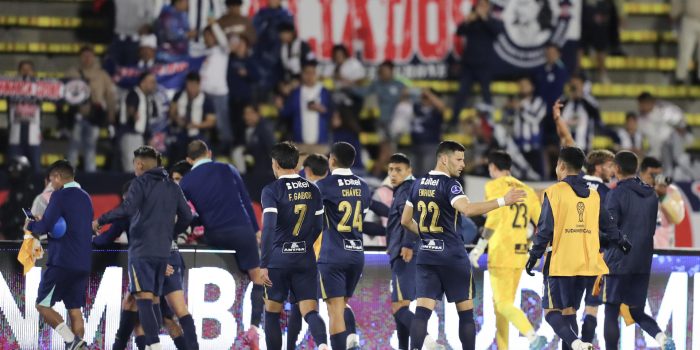 Jugadores de Alianza Lima celebran al finalizar el partido de la Copa Sudamericana. EFE/ José Jácome