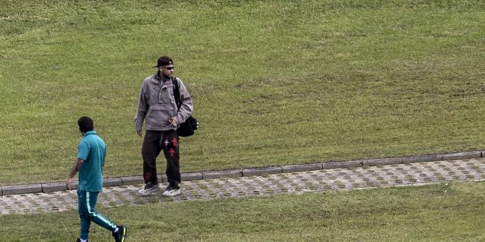 El jugador de la selección de Brasil Neymar Jr. llega al centro de entrenamiento de Granja Comar en Teresópolis (Brasil). EFE/ Antonio Lacerda
