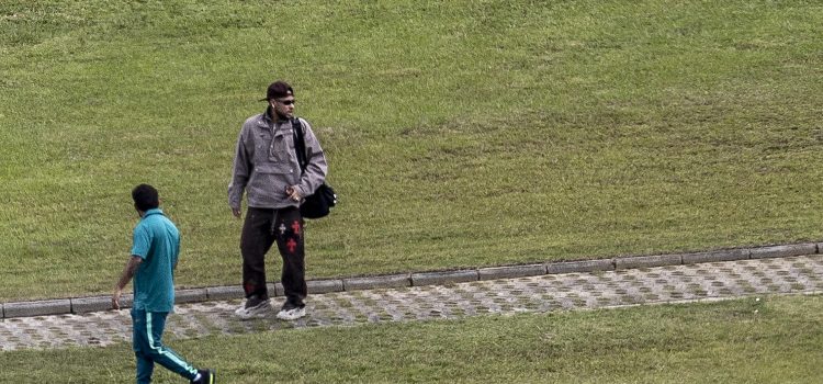 El jugador de la selección de Brasil Neymar Jr. llega al centro de entrenamiento de Granja Comar en Teresópolis (Brasil). EFE/ Antonio Lacerda