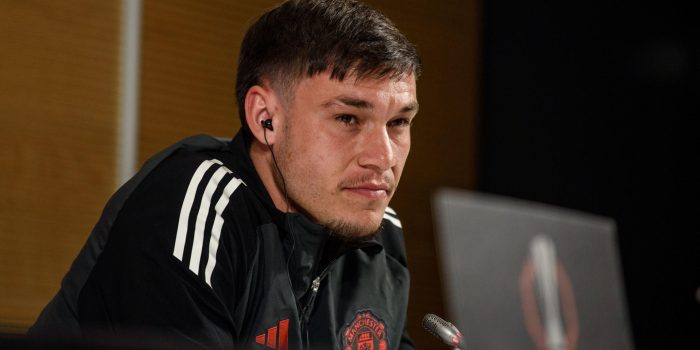 El centrocampista uruguayo del Manchester United, Manuel Ugarte, ha ofrecido este miércoles en Bilbao una rueda de prensa previa al partido de Liga Europa del jueves ante el Athletic de Bilbao en San Mamés, choque de ida de semifinales. EFE/Javier Zorrilla.