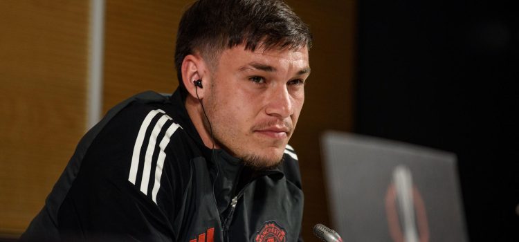 El centrocampista uruguayo del Manchester United, Manuel Ugarte, ha ofrecido este miércoles en Bilbao una rueda de prensa previa al partido de Liga Europa del jueves ante el Athletic de Bilbao en San Mamés, choque de ida de semifinales. EFE/Javier Zorrilla.