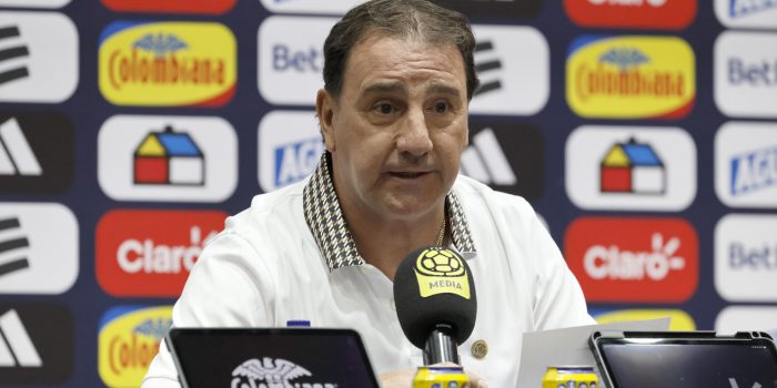 El seleccionador de Colombia, Néstor Lorenzo, habla en una rueda de prensa donde anunció los 26 convocados para el Mundial 2026, en Bogotá (Colombia). EFE/ Carlos Ortega