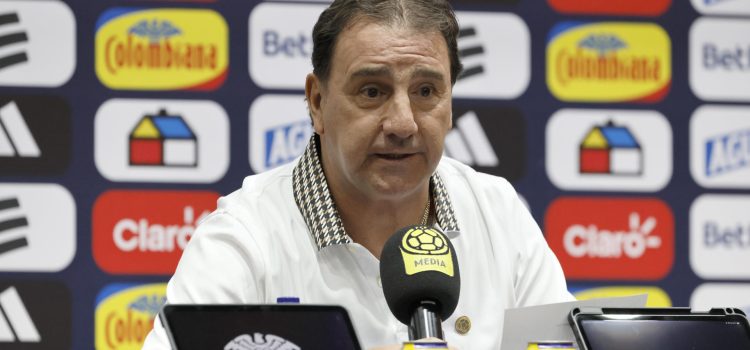 El seleccionador de Colombia, Néstor Lorenzo, habla en una rueda de prensa donde anunció los 26 convocados para el Mundial 2026, en Bogotá (Colombia). EFE/ Carlos Ortega
