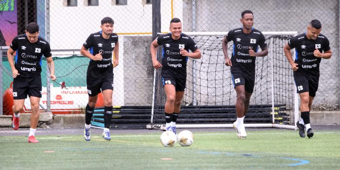 Jugadores de la selección de fútbol de El Salvador participan en un entrenamiento este martes, en Futeca Cayalá, en Ciudad de Guatemala. EFE/ Fernando Ruiz