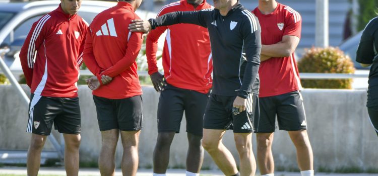 El nuevo técnico del Sevilla, Luis García Plaza (2d), ha conocido a sus jugadores y entrenado este miércoles por vez primera en la ciudad deportiva de la entidad.EFE/ Raúl Caro
