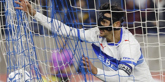 El argentino Fernando Zampedri celebra uno de los dos goles aportados a Universidad Católica este jueves para vencer a Barcelona por 2-0 en partido de la quinta jornada de la fase de grupos de la Copa Libertadores jugado en el estadio Claro Arena de Santiago. EFE/ Elvis González