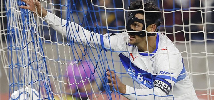 El argentino Fernando Zampedri celebra uno de los dos goles aportados a Universidad Católica este jueves para vencer a Barcelona por 2-0 en partido de la quinta jornada de la fase de grupos de la Copa Libertadores jugado en el estadio Claro Arena de Santiago. EFE/ Elvis González