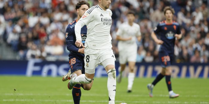 El centrocampista del Real Madrid Fede Valverde controla un balón en una imagen de archivo de esta temporada. EFE/ Ballesteros