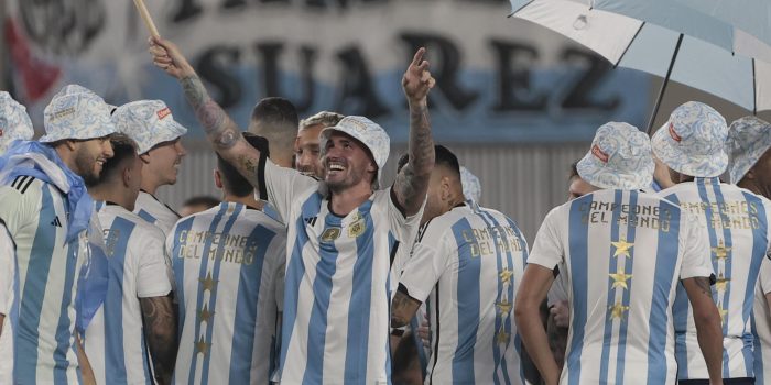 Rodrigo de Paul, centrocampista de la selección nacional argentina de fútbol, fue registrado este jueves, 23 de marzo, al celebrar al final de un partido amistoso contra Panamá, en el estadio Monumental, en Buenos Aires (Argentina). EFE/Juan Ignacio Roncoroni