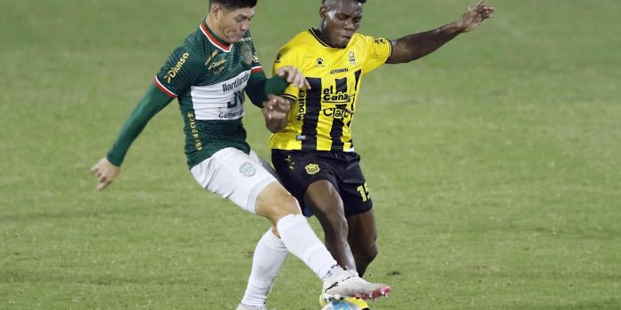 Dixon Ramírez (d), de Real España, disputa el balón con Francisco Martínez (i), de Marathón, durante un partido de la Liga Nacional de Honduras entre Real España y Marathón en el estadio Francisco Morazán de San Pedro Sula (Honduras). EFE/José Valle