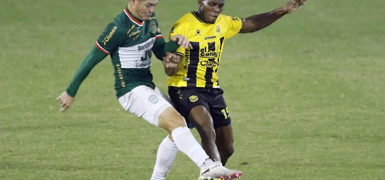 Dixon Ramírez (d), de Real España, disputa el balón con Francisco Martínez (i), de Marathón, durante un partido de la Liga Nacional de Honduras entre Real España y Marathón en el estadio Francisco Morazán de San Pedro Sula (Honduras). EFE/José Valle