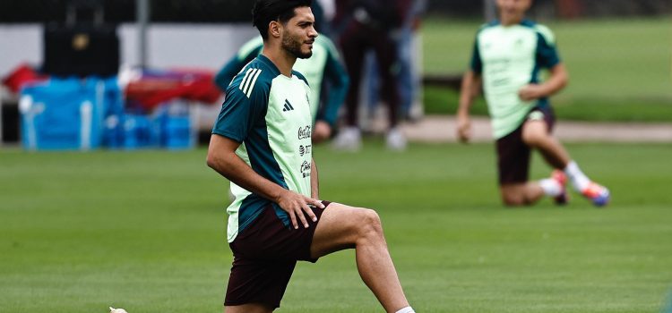 ALT El mexicano Raúl Jiménez renueva una temporada con el Fulham