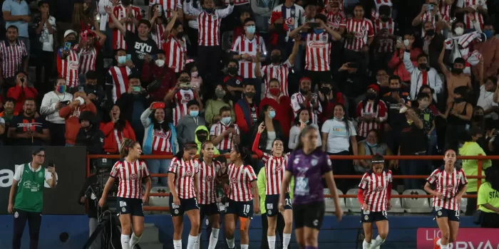 Fotografía de archivo de jugadoras del Guadalajara festejando un gol. EFE/David Martínez Pelcastre