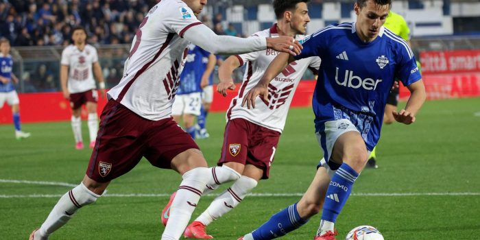 El defensa chileno del Torino Guillermo Maripán (I) trata de frenar al delantero griego del Como Anastasios Douvikas, durante el partido que enfrentó a ambos equipos el pasado 13 de abril. EFE/EPA/ROBERTO BREGANI