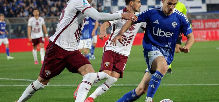 El defensa chileno del Torino Guillermo Maripán (I) trata de frenar al delantero griego del Como Anastasios Douvikas, durante el partido que enfrentó a ambos equipos el pasado 13 de abril. EFE/EPA/ROBERTO BREGANI