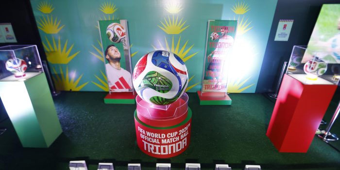 Fotografía que muestra el balón oficial de la Copa Mundial 2026 ‘Trionda’, durante la inauguración del pabellón 'El Alma del Mundial' este viernes, en Guadalajara (México). EFE/ Francisco Guasco