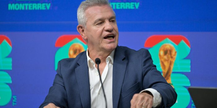 El entrenador de la Selección Mexicana de fútbol, Javier 'Vasco' Aguirre, habla en un panel mundialista este viernes, en el estadio Monterrey (México). EFE/Miguel Sierra