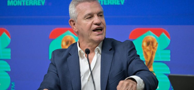 El entrenador de la Selección Mexicana de fútbol, Javier 'Vasco' Aguirre, habla en un panel mundialista este viernes, en el estadio Monterrey (México). EFE/Miguel Sierra