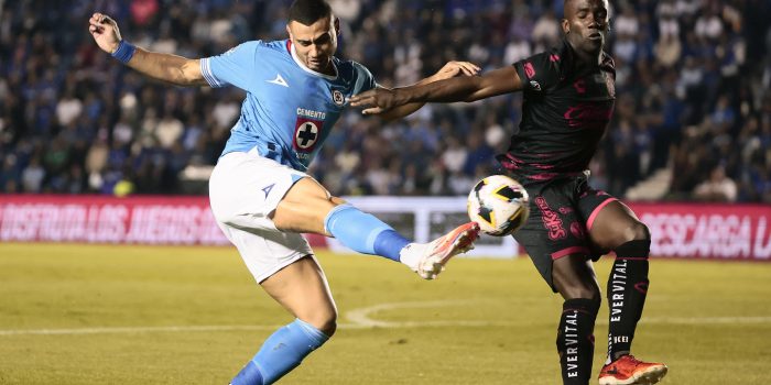 Imagen de archivo de Georgios Giakoumakis (i) de Cruz Azul quien disputa el balón con Kevin Balanta de Tijuana. EFE/ José Méndez