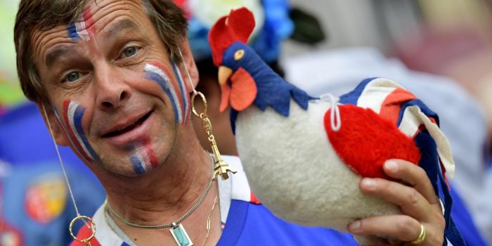 La felicidad de un aficionado francés el 15 de julio de 2018 por la conquista de la selección de su país del Mundial de Rusia en Moscú. Ese día Europa celebró el duodécimo título de la historia en una carrera con Sudamérica, que ya ha celebrado diez veces. EFE/PETER POWELL