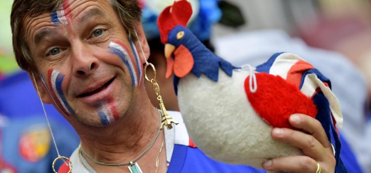 La felicidad de un aficionado francés el 15 de julio de 2018 por la conquista de la selección de su país del Mundial de Rusia en Moscú. Ese día Europa celebró el duodécimo título de la historia en una carrera con Sudamérica, que ya ha celebrado diez veces. EFE/PETER POWELL