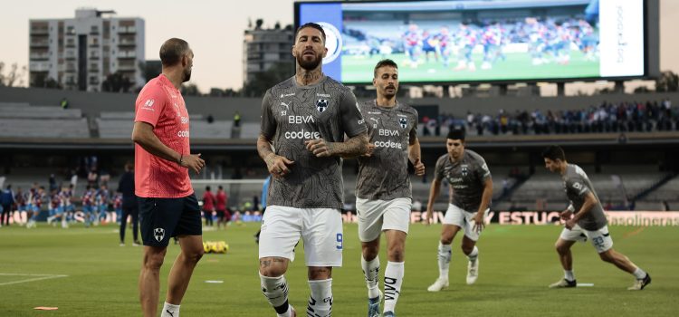 Sergio Ramos de Monterrey calienta previo a un encuentro en el Estadio Olímpico Universitario en Ciudad de México (México). Imagen de archivo. EFE/José Méndez