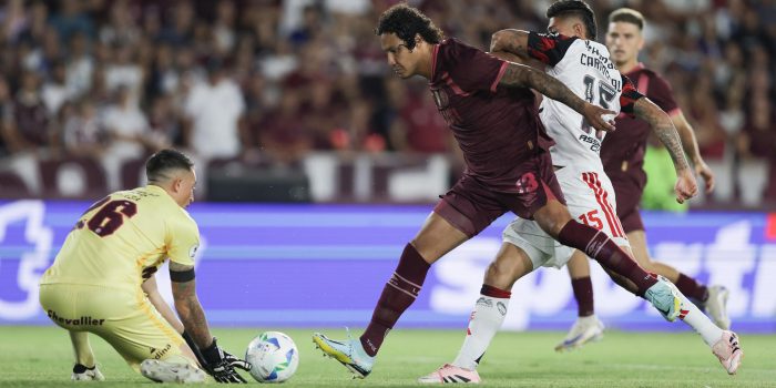 Nahuel Losada (i), de Lanús, ataja un balón en el partido de ida por la final de la Recopa Sudamericana entre Lanús y Flamengo en el estadio Ciudad de Lanús en Lanús (Argentina). EFE/Adán González
