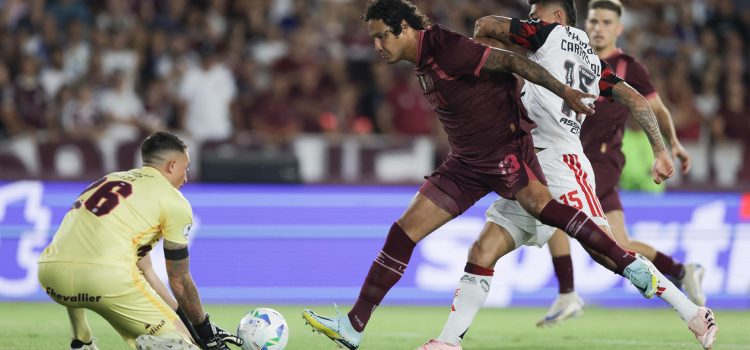 Nahuel Losada (i), de Lanús, ataja un balón en el partido de ida por la final de la Recopa Sudamericana entre Lanús y Flamengo en el estadio Ciudad de Lanús en Lanús (Argentina). EFE/Adán González