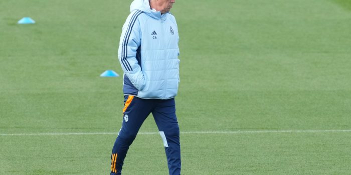 El entrenador del Real Madrid, Carlo Ancelotti durante el entrenamiento realizado en la Ciudad Deportiva de Valdebebas, este sábado, en la víspera del partido de liguero que el equipo blanco disputa mañana ante el Leganés. EFE/Borja Sánchez-Trillo