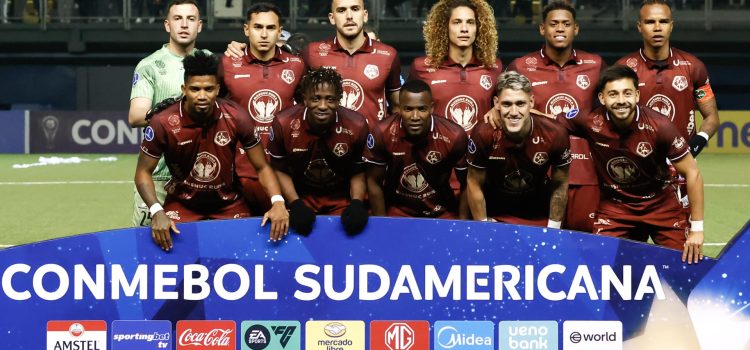 Jugadores de Mushuc Runa posan en un partido de la fase de grupos de la Copa Sudamericana. EFE/Elvis Gonzalez