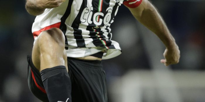 Fotografía de archivo del delantero paraguayo del club Libertad Roque Santa Cruz, quien con 44 años cumplidos el pasado 16 de agosto sigue coleccionando récords en su carrera. EFE/ Juan Pablo Pino