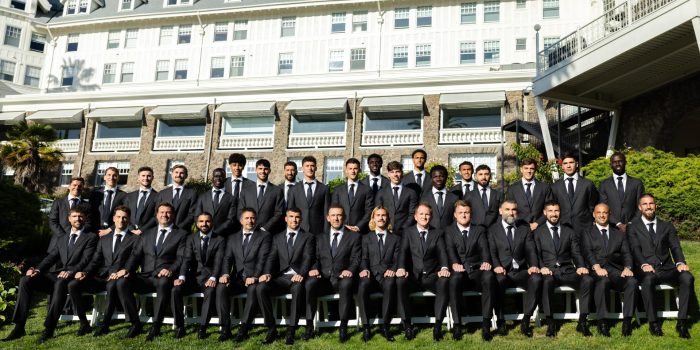 La plantilla y los miembros del cuerpo técnico de la selección australiana posan para una foto de equipo tras el anuncio de los 26 jugadores que disputarán el Mundial 2026, en un hotel en Berkeley (California, EE. UU.) EFE/EPA/MANUEL ORBEGOZO