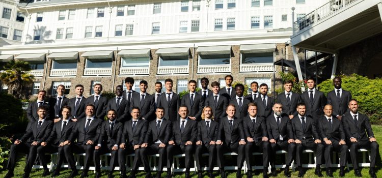 La plantilla y los miembros del cuerpo técnico de la selección australiana posan para una foto de equipo tras el anuncio de los 26 jugadores que disputarán el Mundial 2026, en un hotel en Berkeley (California, EE. UU.) EFE/EPA/MANUEL ORBEGOZO