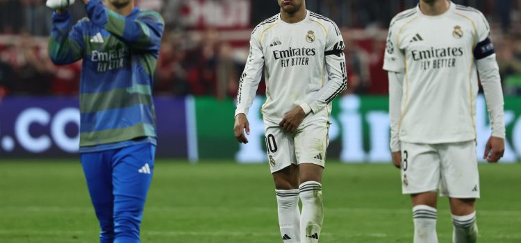 (I-D) Gonzalo García, Kylian Mbappe, and Fede Valverde abandonan el campo tras ser eliminado el Real Madrid de la Liga de Campeones por el Bayern Múnich.EFE/EPA/RONALD WITTEK