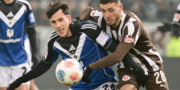 El futbolista del St. Pauli's Mathias Pereira Lage (d) contra el del Hamburgo Nicolás Capaldo, durante el partido disputado este viernes en la Bundesliga. EFE/ FABIAN BIMMER