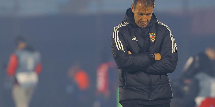 El seleccionador de Venezuela, Fernando Batista, reacciona ante Uruguay en un partido por las eliminatorias sudamericanas para el Mundial 2026. EFE/Gastón Britos