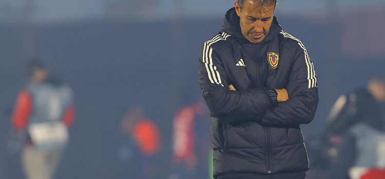 El seleccionador de Venezuela, Fernando Batista, reacciona ante Uruguay en un partido por las eliminatorias sudamericanas para el Mundial 2026. EFE/Gastón Britos