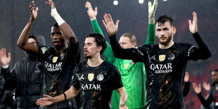 Los jugadores del PSG celebran la victoria en partido de cuartos de final de la Liga de Campeones ante el Liverpool. EFE/EPA/ADAM VAUGHAN