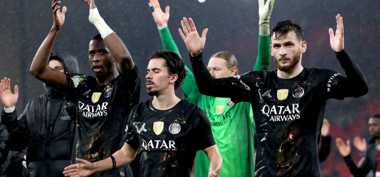 Los jugadores del PSG celebran la victoria en partido de cuartos de final de la Liga de Campeones ante el Liverpool. EFE/EPA/ADAM VAUGHAN