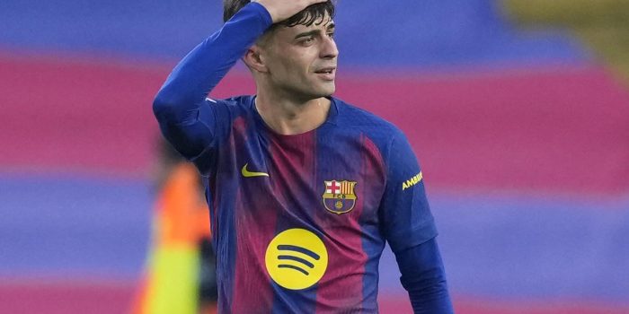 El centrocampista del FC Barcelona Pedri celebra tras anotar el primer gol del equipo durante el partido de la jornada 9 de LaLiga EA Sports, entre el FC Barcelona y el Girona FC, en el estadio Olímpico de Montjuic, en Barcelona. EFE/ Alejandro García