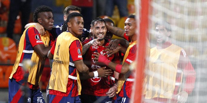 Francisco Fydriszewski (c), del Independiente Medellín, celebra un gol con sus compañeros en un partido de la fase de grupos de la Copa Libertadores ante el Cusco en el estadio Atanasio Girardot en Medellín. EFE/STR