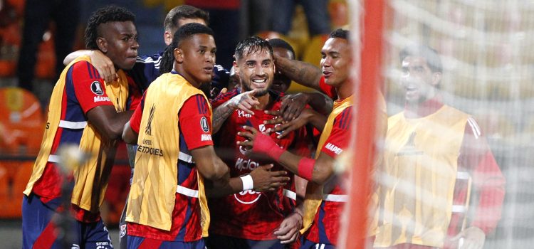 Francisco Fydriszewski (c), del Independiente Medellín, celebra un gol con sus compañeros en un partido de la fase de grupos de la Copa Libertadores ante el Cusco en el estadio Atanasio Girardot en Medellín. EFE/STR