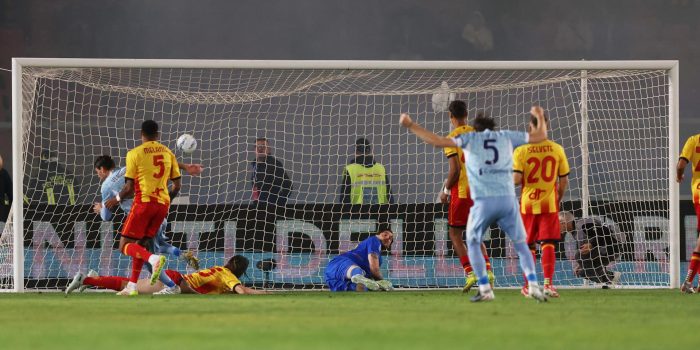 El jugador del FC Juventus Dusan Vlahovic logra el 0-1 durante el partido de la Serie A que han jugado US Lecce y Juventus FC en Lecce, talia. EFE/EPA/ABBONDANZA SCURO LEZZI