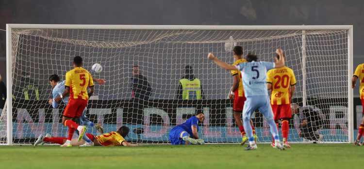 El jugador del FC Juventus Dusan Vlahovic logra el 0-1 durante el partido de la Serie A que han jugado US Lecce y Juventus FC en Lecce, talia. EFE/EPA/ABBONDANZA SCURO LEZZI